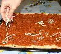 a la salsa barbacoa le ponemos queso amarillo para gratinar